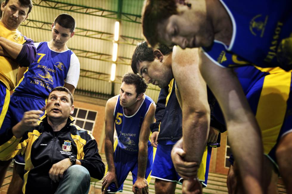 Osvaldo Márquez es un pequeño empresario uruguayo que tiene un hijo con síndrome de Down, su otra pasión es entrenar a los chicos del club Aderes de baloncesto.