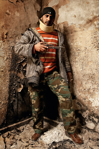 FOTOGALERIA: El parado que lleva armas y comida al frente