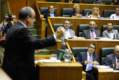 El   lehendakari,   Patxi López, escucha desde su escaño al portavoz peneuvista, Joseba Egibar, en el pleno parlamentario de política general del pasado septiembre.