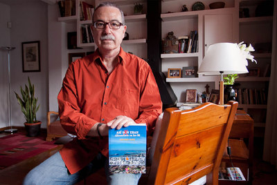 Pere Miquel Campos, con su libro  Así eran. Alicantinos en los 80 .
