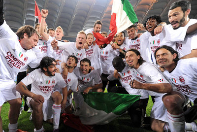 Los jugadores del Milan festejan su 18º título de Liga el sábado en Roma.