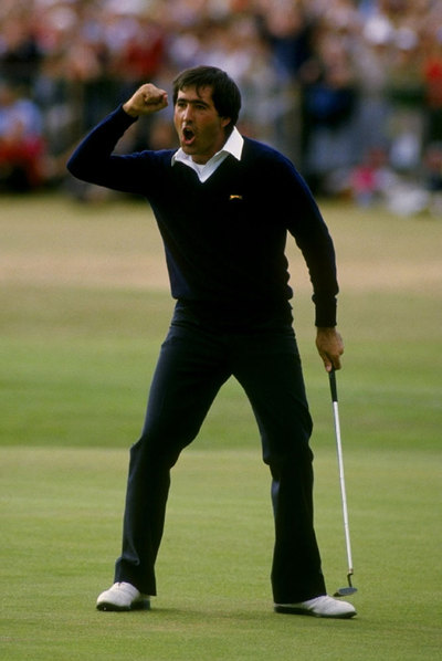 Ballesteros celebra su triunfo en el Open Británico de 1984, en Saint Andrews. Años después, se tatuó en su antebrazo derecho la imagen y la convirtió en su logotipo.
