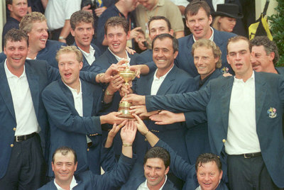 Seve posa con el equipo europeo ganador de la Copa Ryder en 1997.