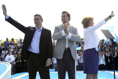 Alberto Ruiz-Gallardón, Mariano Rajoy y Esperanza Aguirre, durante el mitin de ayer en Madrid.