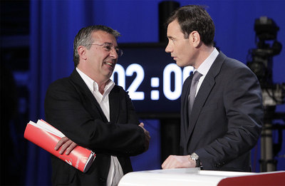 Los candidatos Gregorio Gordo y Tomás Gómez, debutantes en el debate electoral regional, intercambian opiniones.