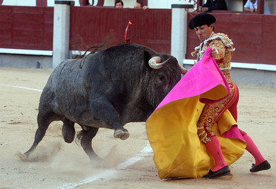 Domingo López Chaves recibe a  Chispero , cuarto de la tarde.