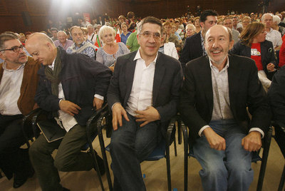 De derecha a izquierda, el vicepresidente y ministro del Interior, Alfredo Pérez Rubalcaba; el   lehendakari,   Patxi López; el alcalde donostiarra, Odón Elorza, y el presidente del PSE, Jesús Eguiguren, en el mitin de los socialistas ayer en el Kursaal de San Sebastián.