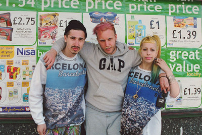 Piqueras (en el centro), con dos de sus modelos.