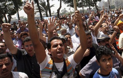 Cristianos coptos egipcios participan en una sentada ante la sede de las cadenas estatales de radio y televisión para protestar por la violencia registrada entre musulmanes y cristianos en el barrio Imbaba, en El Cairo (Egipto)