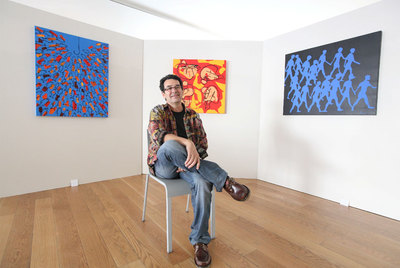 Pablo del Pino, ante algunas de las obras que expone en Granada con motivo del Festival Internacional de Poesía.