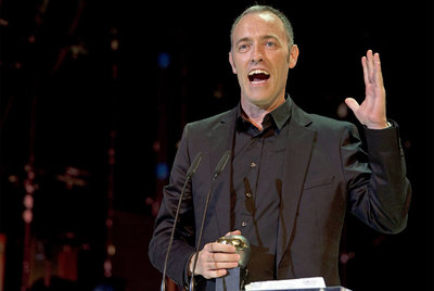 Miguel del Arco recoge la  manzana  al mejor espectáculo de teatro en los Premios Max.