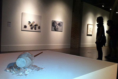 Unos visitantes en las Atarazanas junto a la instalación  Florero , de Felipe Arturo, en la exposición  Por error .