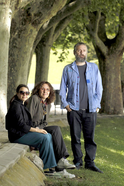 Alberola (izquierda), Martorell y Díaz-Mouriño han ganado la Bienal de Arquitectura de vivienda protegida por una casa con corrala . 