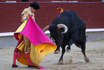 El diestro Daniel Luque, con su primer toro, en la corrida de ayer de la Feria de San Isidro.