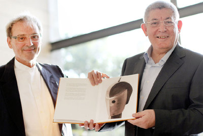 Miquel Navarro y Rafa Marí, con el libro  12 ciudades del mundo , ayer en el IVAM.