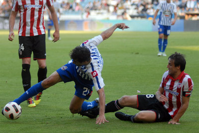 Valerón se revuelve para tratar de llevarse el balón a pesar de la zancadilla de Gurpegui.