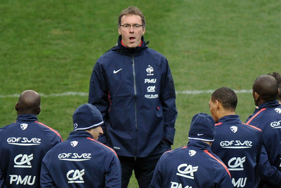 Laurent Blanc, en febrero pasado, se dirige a los internacionales franceses antes de un entrenamiento.
