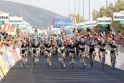 Los nueve compañeros del fallecido Weylandt en el Leopard cruzan juntos la meta de la cuarta etapa.