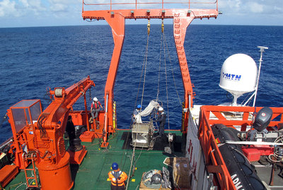 Los expertos del  Hespérides  preparan una de las redes de muestreo en la cubierta de popa.