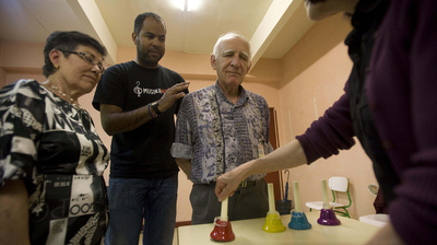 Yamel Romero (centro) realiza un taller de música experiencial con un grupo de mayores de 65 años.