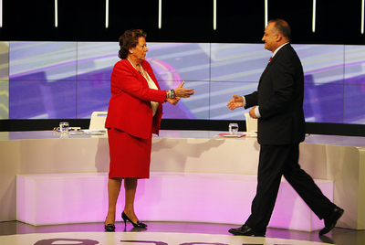 Barberá y Calabuig se saludan antes de comenzar el debate.