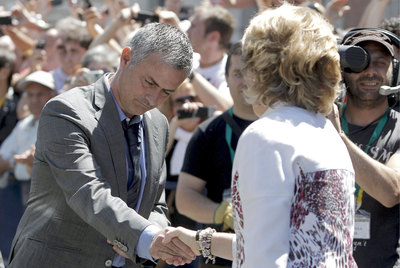 Mourinho saluda a Esperanza Aguirre durante la celebración de la Copa.