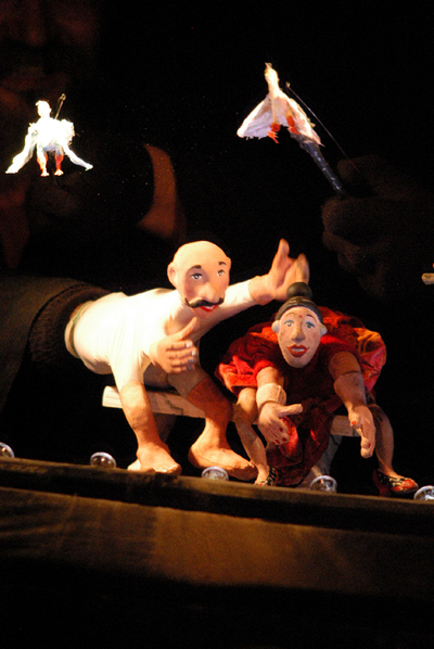 Momento de la representación de la obra  Manoviva. 