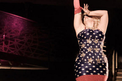 Fotograma de la película de Mathieu Amalric,  Tournée. 