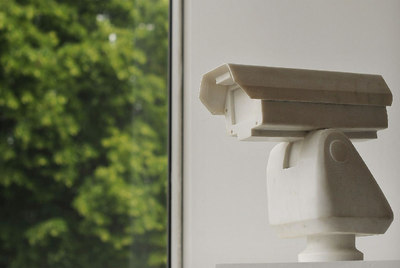  Con cámara de vigilancia,  obra de Ai Weiwei en la Lisson Gallery.