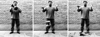  Rompiendo una urna de la dinastía Han,  obra de Ai Weiwei de 1995.