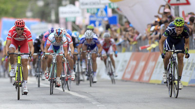Ventoso apura el  sprint  para lograr la victoria ante Petacchi, a la izquierda.