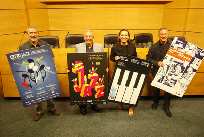 Desde la izquierda, los directores del los festivales de Getxo, Vitoria y San Sebastián, Iñaki Saitua, Iñaki Añua y Miguel Martín, y la directora de Turismo, Isabel Muela, ayer en la presentación de los tres certámentes en Bilbao.rn Santiago Rodríguez del Hoyo junto a una de sus obras.