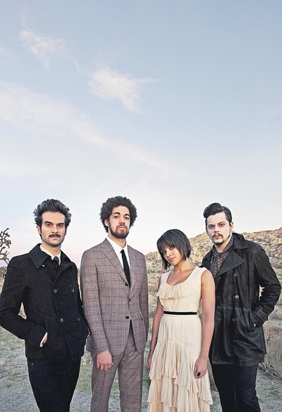  El amiguete, el compositor Daniele Luppi, lleva años con Danger Mouse. El cerebro, Danger Mouse, ha triunfado con Gorillaz y Gnarls Barkley. La diva, Norah Jones, ha vendido 25 millones de discos. El prestigioso, Jack White, guitarrista y cantante de The White Stripes 