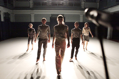 Escenas de 'Interior Drama', de  2: Dialogue with Lucinda  coreografía de Nicole Beutler, y de  Kolbebasar,  de Ángels Margarit.