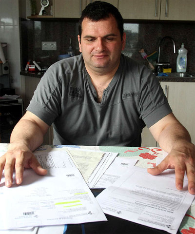 David García mira los expedientes médicos de su lesión en el hombro.