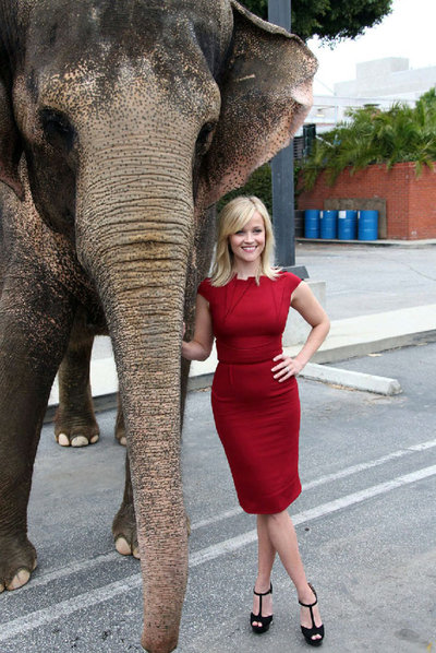 Reese Witherspoon con  Tai  en una imagen promocional del filme.