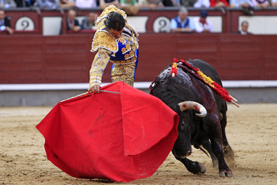 Uceda Leal durante la faena a muleta a su segundo toro, por la que recibió una oreja.