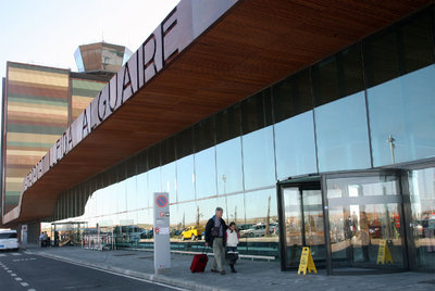 UN AEROPUERTO PARA TRES VIAJEROS