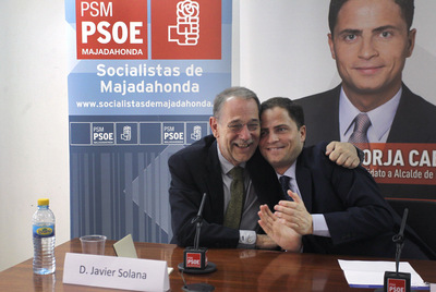 Javier Solana abraza al candidato a alcalde para Majadahonda Borja Cabezón.
