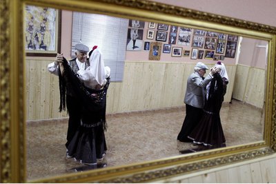 Dos parejas de la asociación Los Castizos bailan en la sede de la agrupación costumbrista.