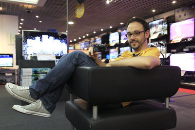 Miguel Ángel Fernández Rubio en las tiendas de Fnac de Callao, en Madrid.