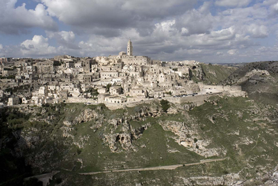 La ciudad de Matera desciende por la garganta del río Gravina, en cuya roca hay barrios enteros de cuevas excavadas, llamados  sassi,  algunas de las cuales se están reconvirtiendo en habitaciones de hotel.