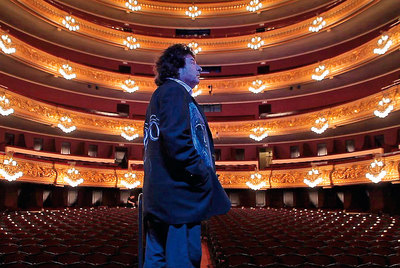 Un momento del documental 'Morente': el cantaor, en el escenario del Liceo de Barcelona.