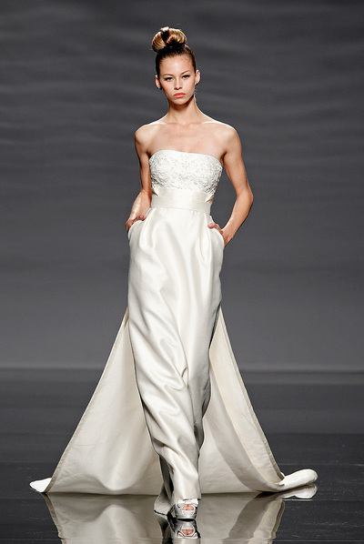 De largo. Un diseño palabra de honor de la diseñadora Rosa Clará. Pertenece a la última colección presentada por la catalana en la  Barcelona Bridal Week.