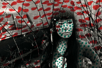  Self-Obliteration  (Auto-Obliteración), 1967, obra de la artista japonesa Yayoi Kusama en el Reina Sofía.