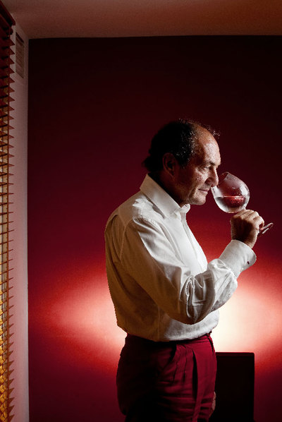 George Riedel prueba una copa para  gin-tonic. 