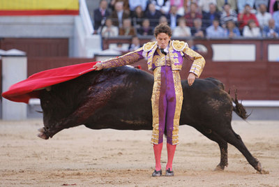 El torero mexicano Arturo Saldívar da un pase al segundo toro de su lote.