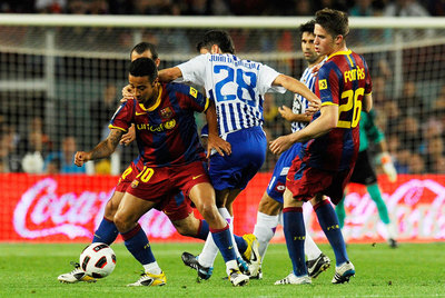 Thiago Alcántara y Juan Domínguez se disputan el balón ante Fontás y Valerón.
