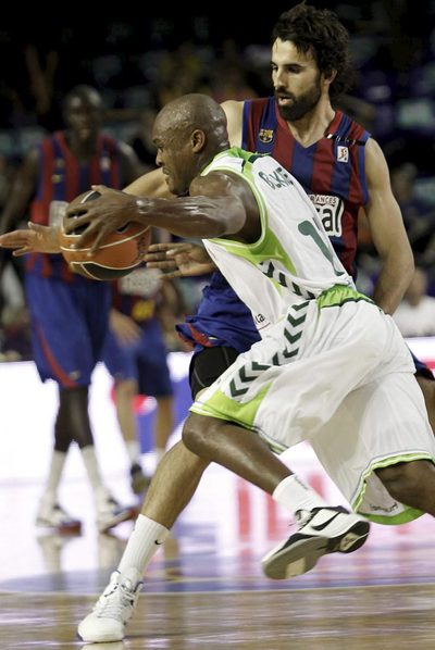 Blakney, del Unicaja, intenta avanzar ante el barcelonista Sada.