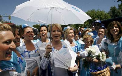 Aguirre y las 18 chulapas. La presidenta y candidata del PP fue la última en llegar. Lo hizo a las 13.30, acompañada por 18 chulapas que le dedicaron un chotis personalizado. El público se entregó.